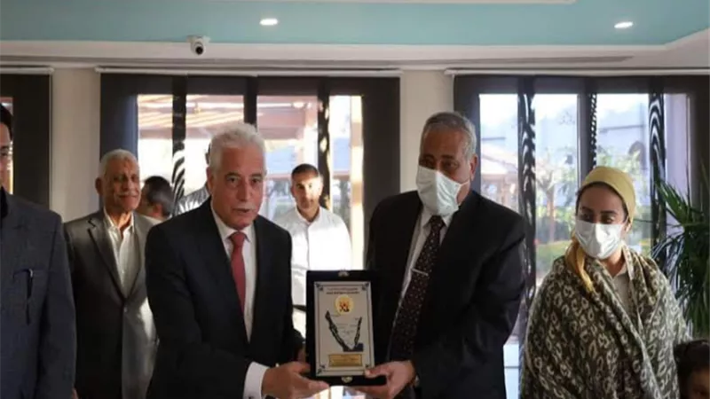 فودة يكرم رئيس مدينة شرم الشيخ ويشيد بادائه