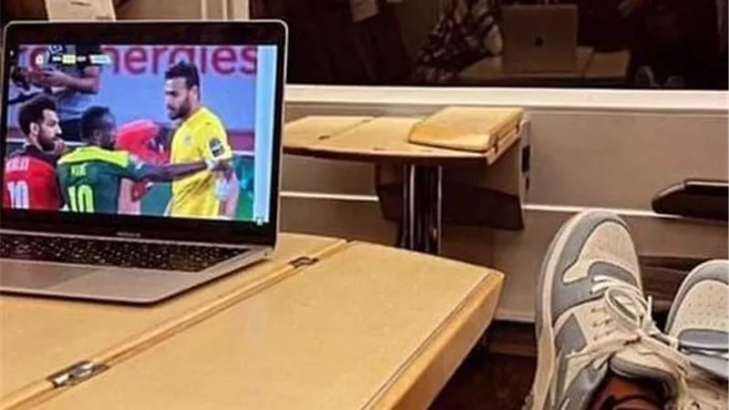 نجم برشلونة يتابع مباراة مصر والسنغال فى نهائى الكان