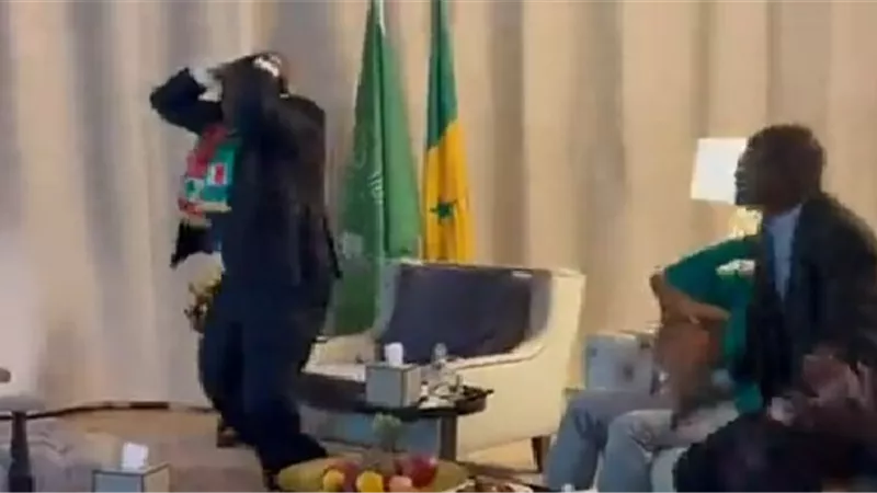 شاهد رئيس السنغال ينفعل لضياع فرصة هدف وتألق أبو جبل ... بالفيديو
