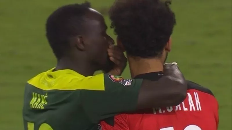 ساديو مانى يواسي محمد صلاح بعد الخسارة