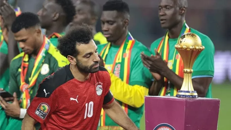 الحزن يملأ عيون صلاح فى نظره لكأس الأمم الأفريقية