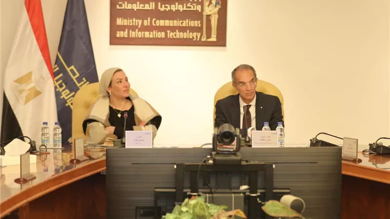 الاتصالات والبيئة يناقشان الاستعدادات التكنولوجية لاستضافة قمة التغير المناخى القادم