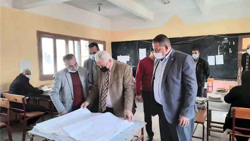 مدير تعليم الإسكندرية يتفقد اعمال كنترول تصحيح الشهاده الاعداديه
