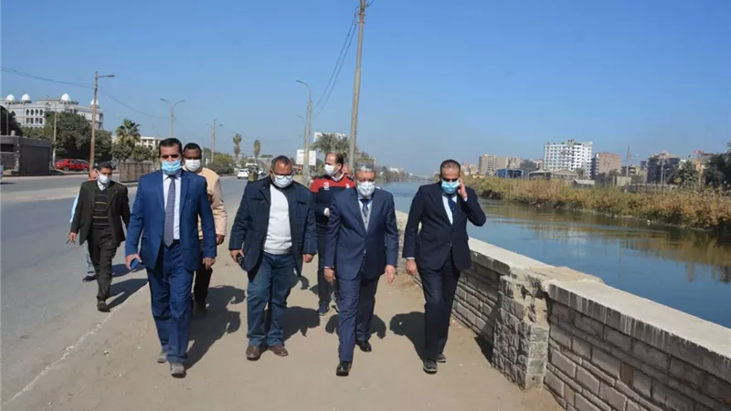 القاضي يتفقد سور وممشى ترعة الابراهيمية ويوجه بعمل ستارة حجرية لدعم الرصيف بعد تعرض الطريق لانهيار جزئي