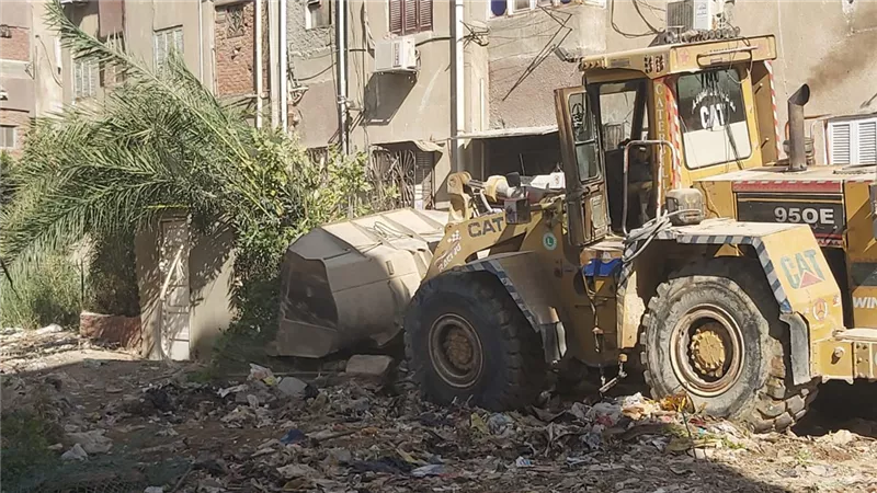 حملة مكبرة لإزالة الاشغالات بمنطقتى الامل ومبارك بحى فيصل بالسويس