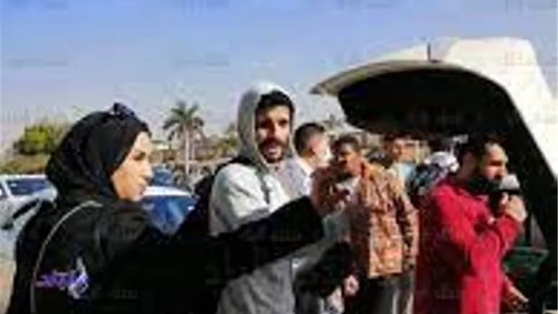 لاعبو بعثة الأهلي يودعون أسرهم في المطار قبل السفر إلى الإمارات