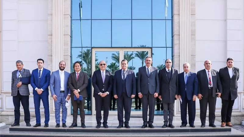 رئيس هيئة ميناء دمياط يستقبل السفير الفلبينى لبحث أوجه التعاون والإستثمار المشترك