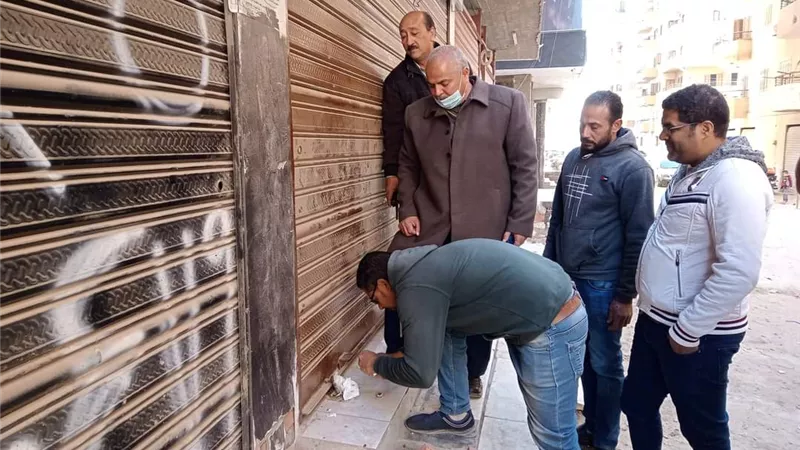 غلق ٣ مقاهى لمخالفة الإجراءات الاحترازية وتقديم الشيشة لروادها بالمنيا