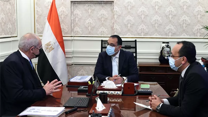 مدبولي يستعرض العروض العالمية المقدمة لإقامة مشروعات الهيدروجين الأخضر بقناة السويس