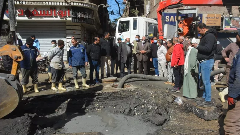 محافظ الجيزة يتفقد اصلاح كسر ماسورة بشارع الثلاثيني بالعمرانية