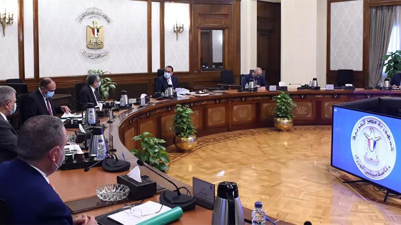 رئيس الوزراء يتابع خطوات إنشاء محطات تحلية مياه البحر