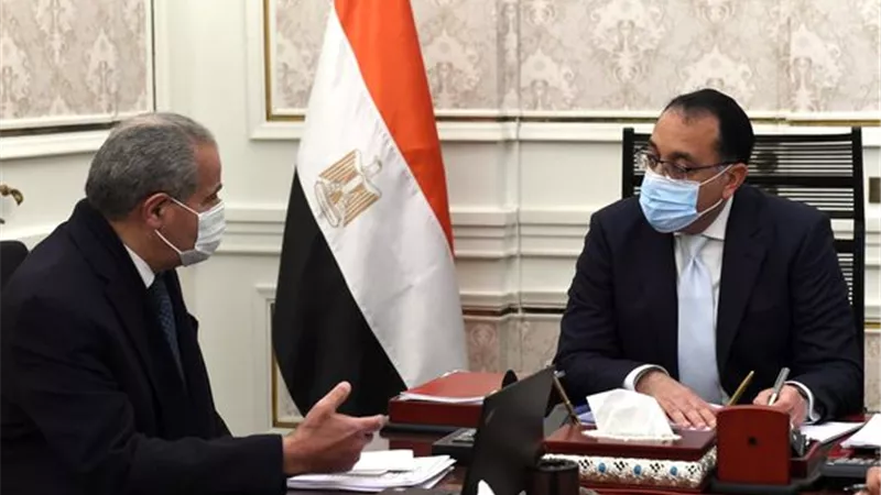 رئيس الوزراء يتابع مع وزير التموين موقف توافر السلع الاستراتيجية واستعدادات استقبال شهر رمضان