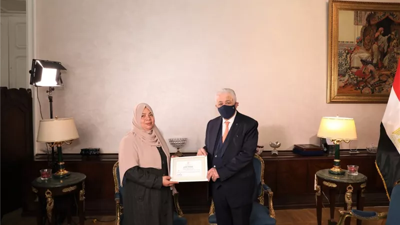وزير التربية والتعليم يكرم معلمة الدقهلية