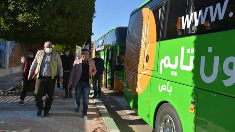 الزملّوط يشهد تدشين ٥ حافلات مجهزة للنقل الجماعي بالخارجة