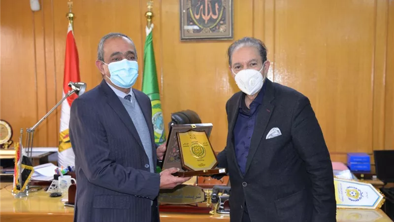 محافظ الإسماعيلية ورئيس الدراويش يبحثان الملفات الهامة