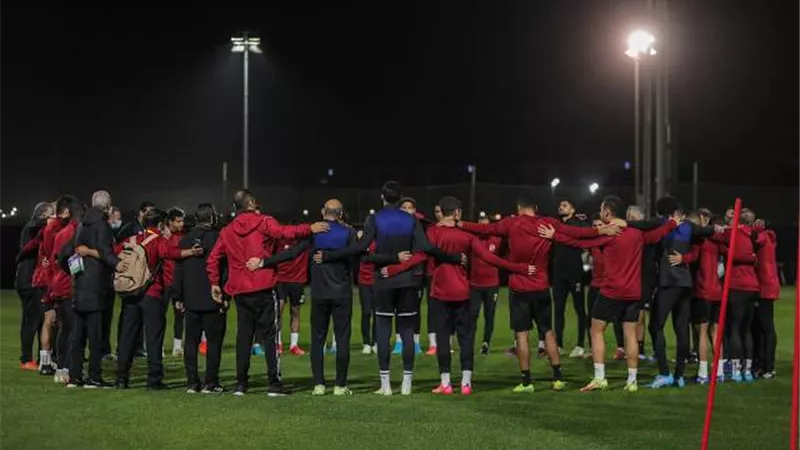 لاعبو الأهلي يقرأون الفاتحة قبل انطلاق المران