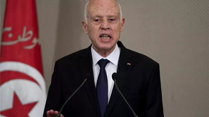 الرئيس التونسي يعلن رسميا حل المجلس الأعلى للقضاء