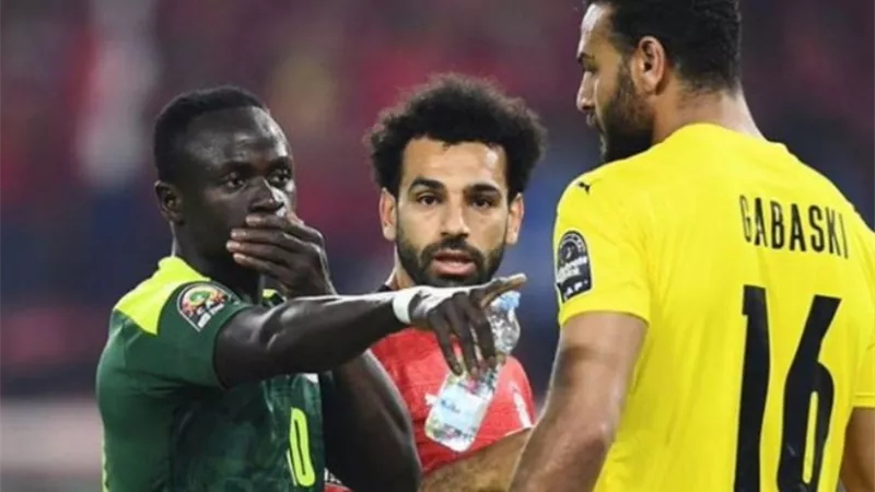 أبو جبل يكشف تفاصيل حوار ماني وصلاح قبل ضربة جزاء السنغال
