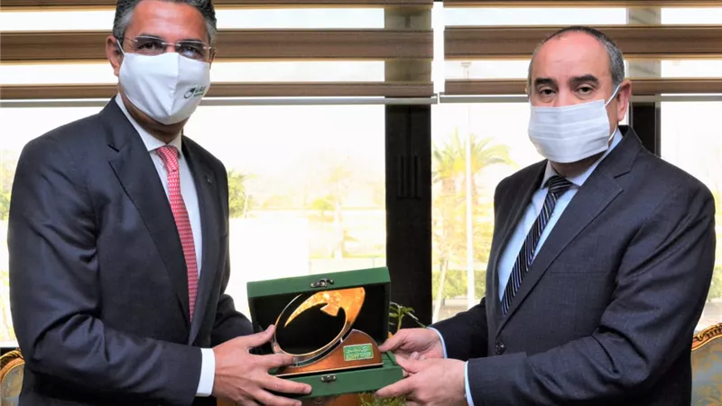 وزير الطيران المدني يبحث أوجه التعاون مع رئيس الهيئة القومية للبريد