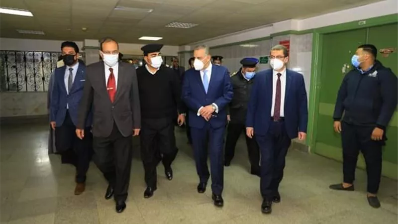 محافظ سوهاج يطمئن على الحالة الصحية للنقيب 