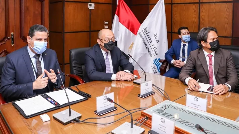 رئيس هيئة ميناء دمياط يستقبل السفير الفلبينى لبحث أوجه التعاون والإستثمار المشترك