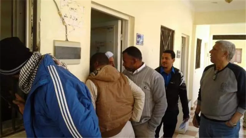 رئيس مدينة مرسى علم يتابع أعمال تلقى طلبات الوحدات السكنية.. بالصور