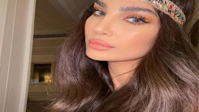 بنظرة ساحرة.. شيراز تخطف القلوب وتعلق: أميرة بقوة محارب