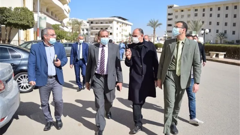 رئيس جامعة بنى سويف فى جولة على عدد من الإدارات.. بالصور