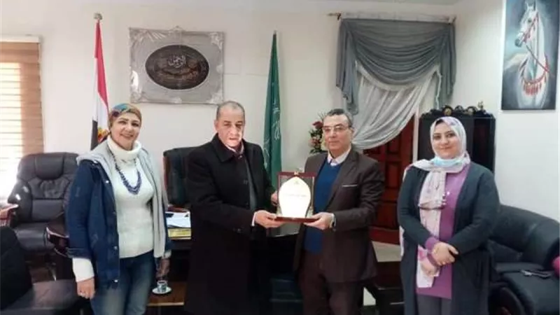 جمال سلامة يقدم درع التأمين الصحى لوكيل وزارة التعليم فى الشرقية.. بالصور
