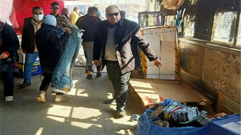 تحرير 115 محضر مخالفة وازالة 150 فرش باعة جائلين بحي غرب شبرا الخيمة