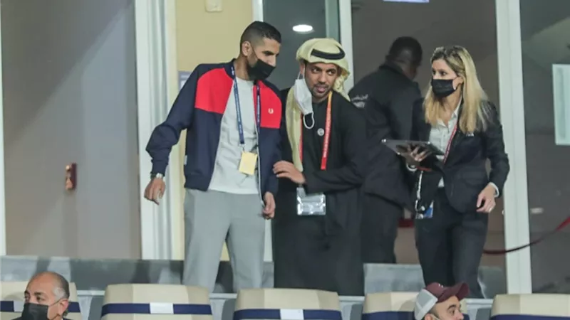 مؤمن زكريا يساند الأهلي أمام بالميراس من المدرجات
