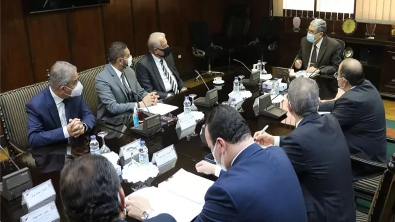 وزير الكهرباء يلتقي محافظ جنوب سيناء لبحث استكمال مشروع محطات الطاقة الشمسية بشرم الشيخ