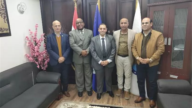 العسال في زيارة لمستقبل وطن بالسويس