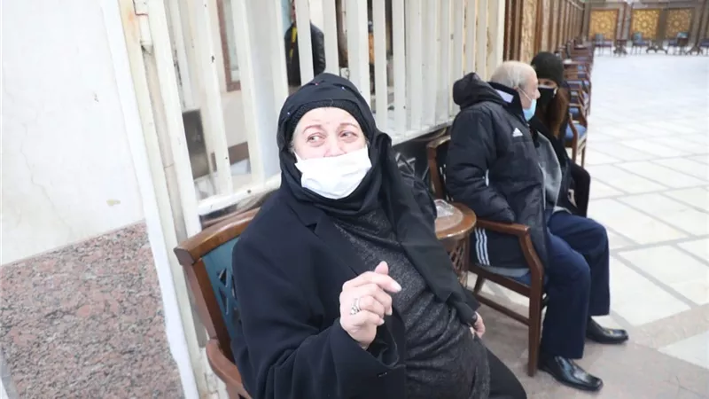 بالدموع.. زوجة المخرج جلال الشرقاوى تستقبل العزاء.. صور