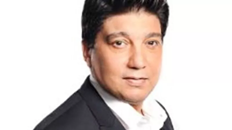 ممدوح موسي ينعي عمرو مصطفي في وفاة والدته