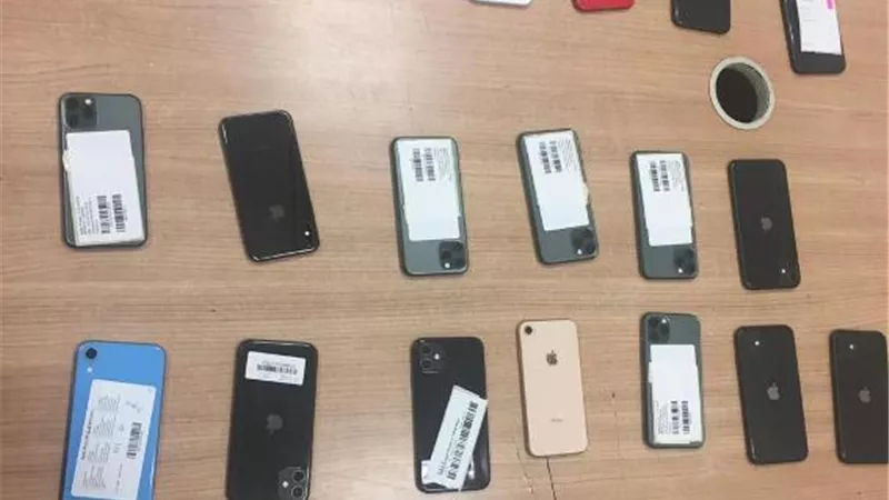 ضبط راكب بمطار القاهرة حاول تهريب هواتف آيفون من لندن