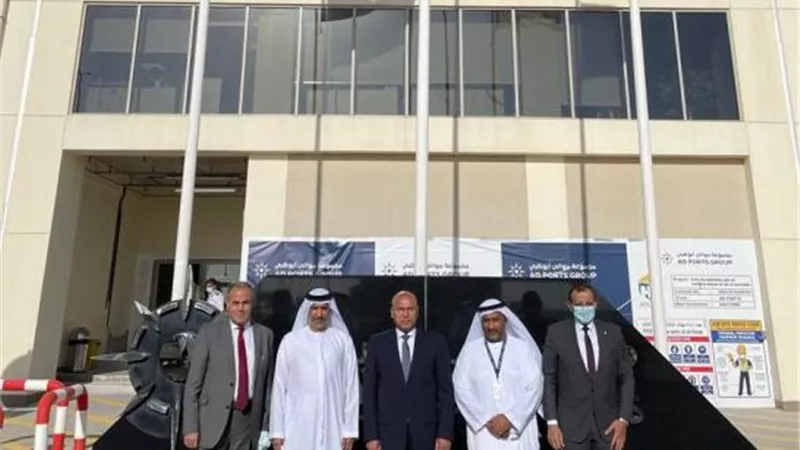 وزير النقل يزور ميناء خليفة والمنطقة الصناعية التابعة له
