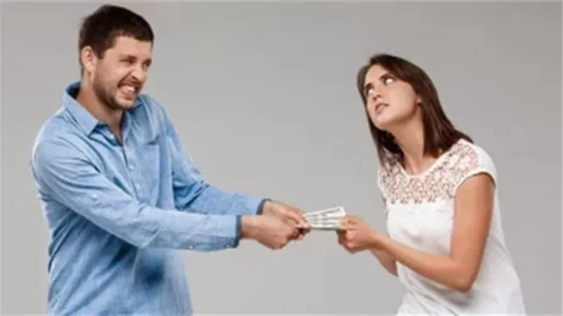هل للزوج مطالبة زوجته العاملة بضم مرتبها للصرف على البيت؟