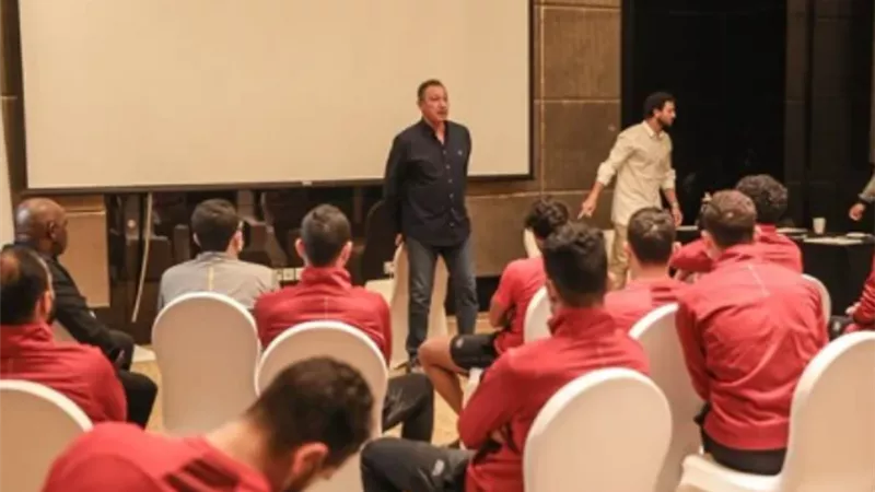 تفاصيل جلسة الخطيب مع لاعبى الأهلى اليوم بالإمارات
