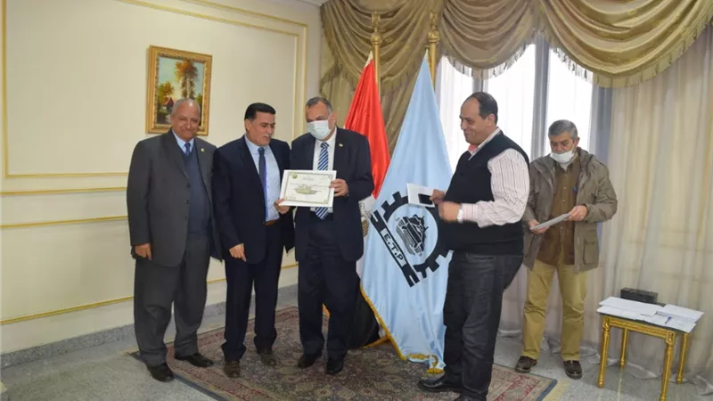 مصنع إنتاج وإصلاح المدرعات يكرم عدد من العاملين المتميزين