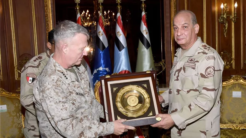 وزير الدفاع يلتقى قائد القيادة المركزية الأمريكية
