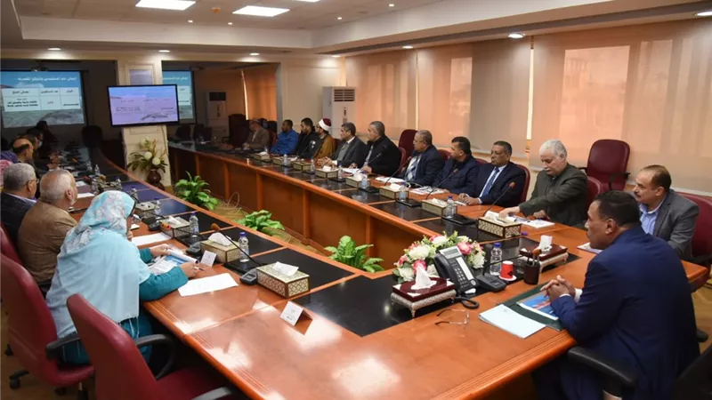 رصف الطرق وتركيب وانارة الاعمدة في لقاء محافظ مطروح بخدمة المواطنين