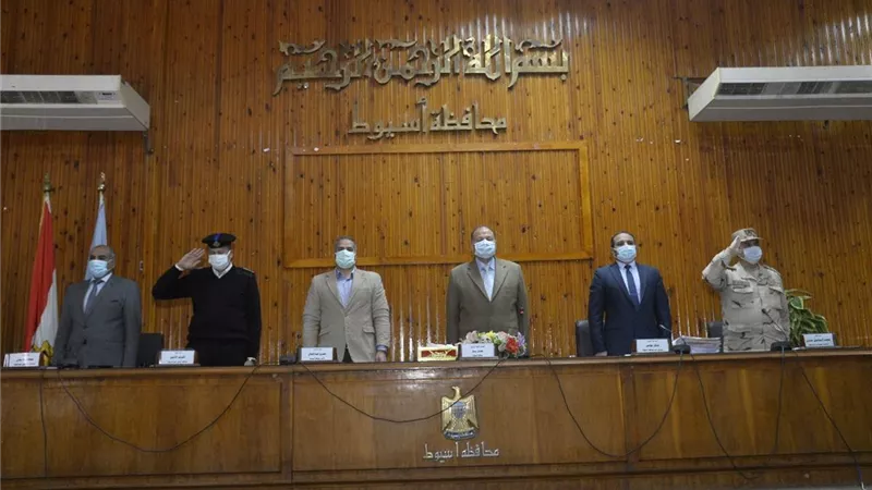 محافظ أسيوط يوجه بتنفيذ إجراءات جديدة لحماية الأراضي الزراعية