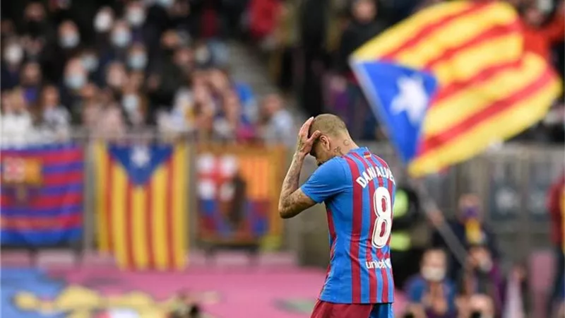 لجنة الإنضباط تقرر: إيقاف داني ألفيس لاعب برشلونة مباراتين
