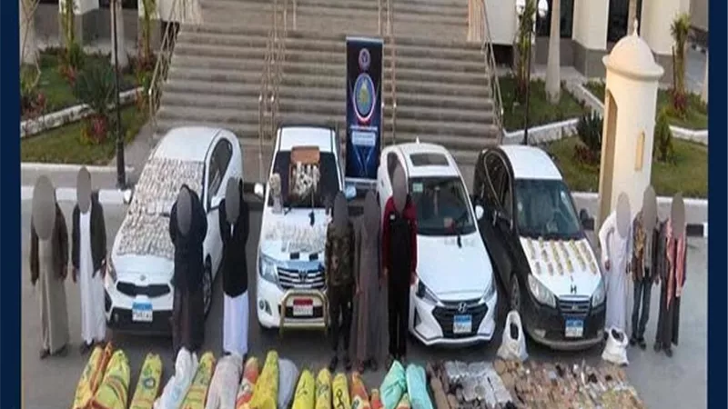 القبض علي ٢٢ متهماً وبحوزتهم ٣٤٤كيلو حشيش وهيروين وافيون واسلحة وذخيرة وعملات اجنبية