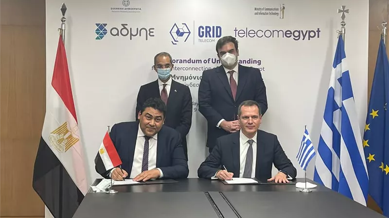 وزير الاتصالات يشهد توقيع مذكرة تفاهم للربط بين مصر واليونان عبر الكابلات البحرية