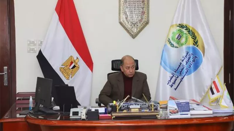مياه أسيوط ..خطة غسيل شبكات مدينة الخارجة كمرحلة أولى بعدد 72 بوش غسيل لـــ 15 منطقة رئيسية