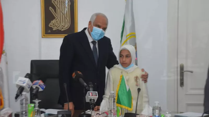 محافظ الجيزة يكرم الطفله شيرين محمد لحصولها على المركز الأول في المسابقة العالمية للقرأن الكريم