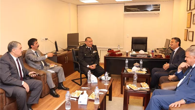 رئيس البريد يلتقي قيادات الشرطة لبحث سبل رفع منظومة تأمين مباني ومقرات الهيئة وحركة نقل الأموال