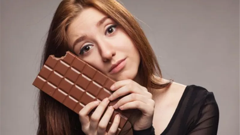 مشاكل الجهاز الهضمي.. أضرار الإفراط في تناول الشوكولاتة